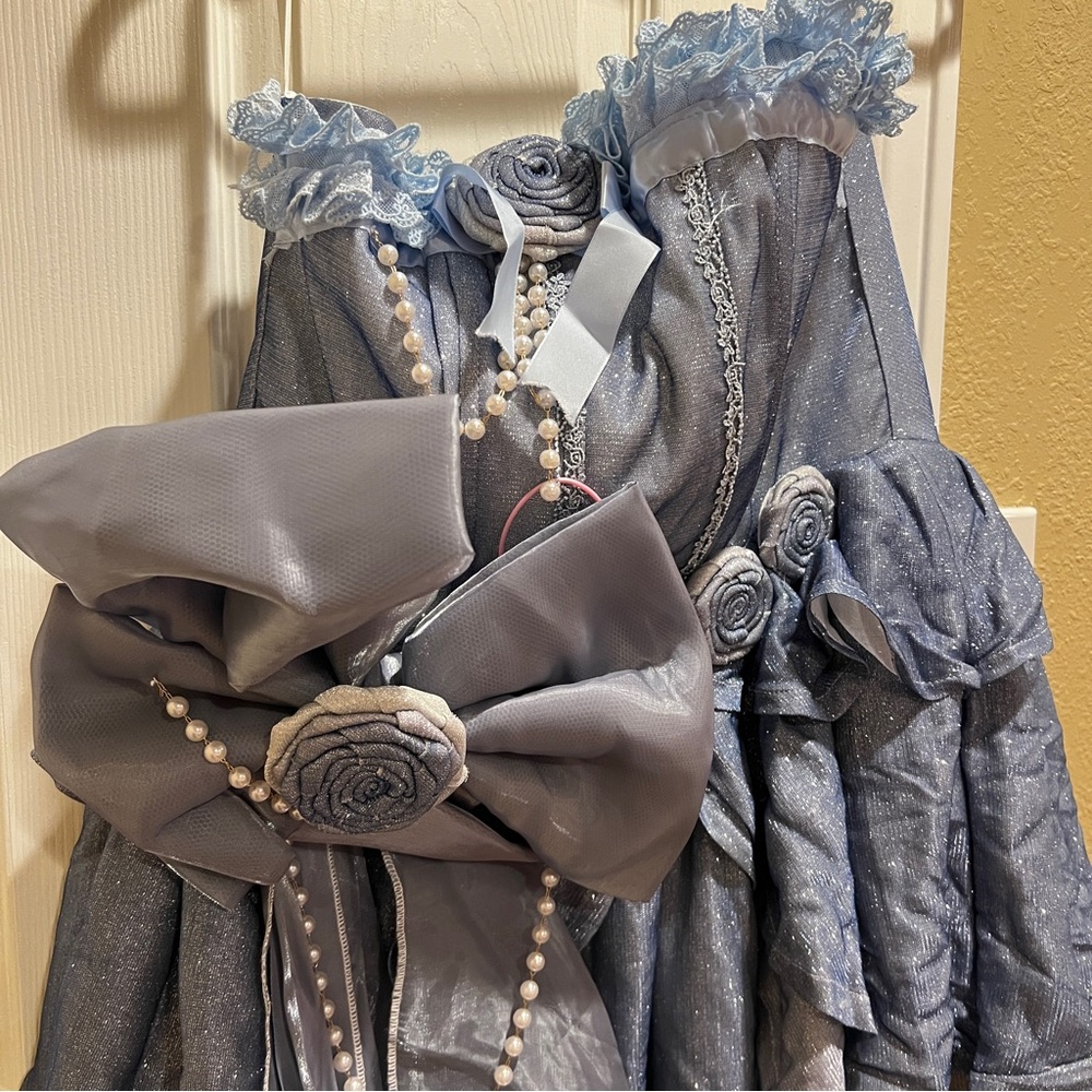 Elegant Blue Gown with Floral Accents - Picture 5 of 10